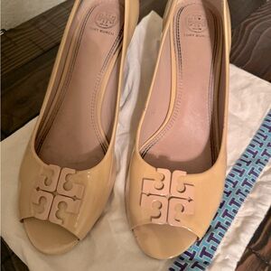 Tory Burch Designer Lowell Cream Leather Peep Toe Wedge Pump Heels Size 10.5M